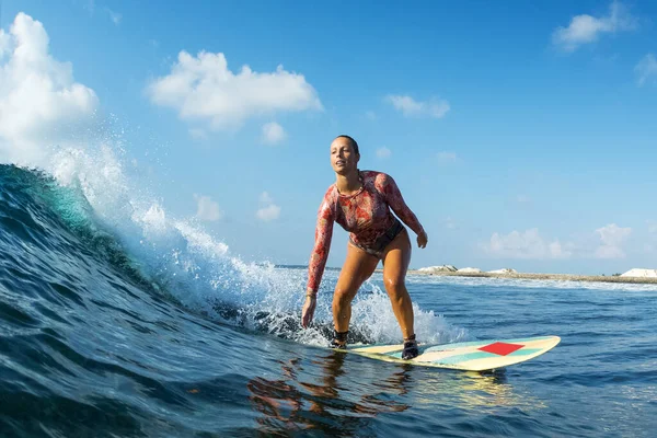 Surferin Reitet Bei Sonnigem Wetter Perfekte Meereswelle — Stockfoto