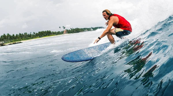 Jovem Surfista Monta Onda Oceânica — Fotografia de Stock