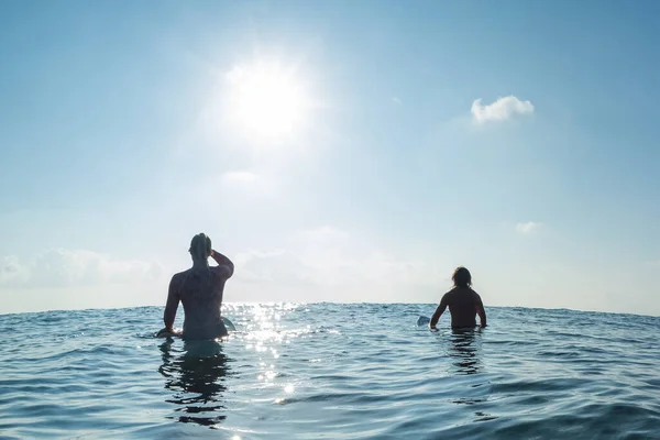 Dos Surfistas Esperan Ola Océano Durante Soleado Día Tropical — Foto de Stock