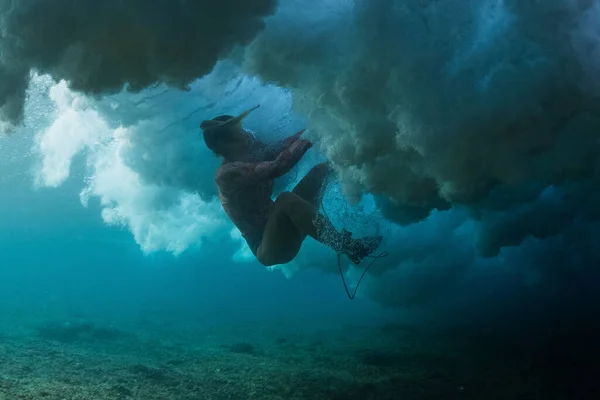 Senhora Surfista Luta Durante Limpar Oceano — Fotografia de Stock