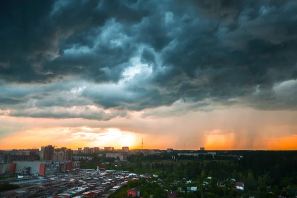 Blick Auf Die Gebäude Der Stadt Izhevsk Bei Sonnenuntergang Mit — Stockfoto