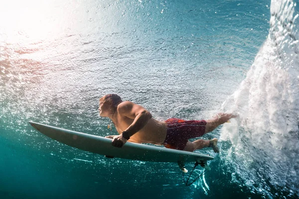 Junger Surfer Taucht Unter Der Meereswelle Und Führt Trick Vor — Stockfoto