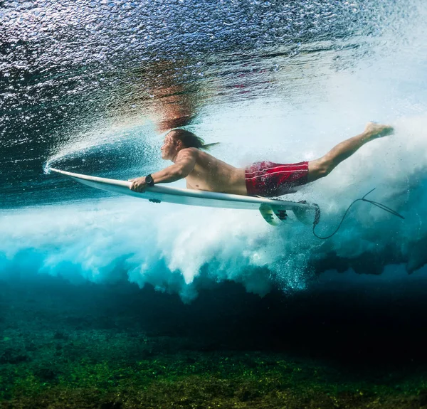 Mladý Surfař Potápí Pod Vlnou Oceánu Surfovací Prkno Provádí Trik — Stock fotografie