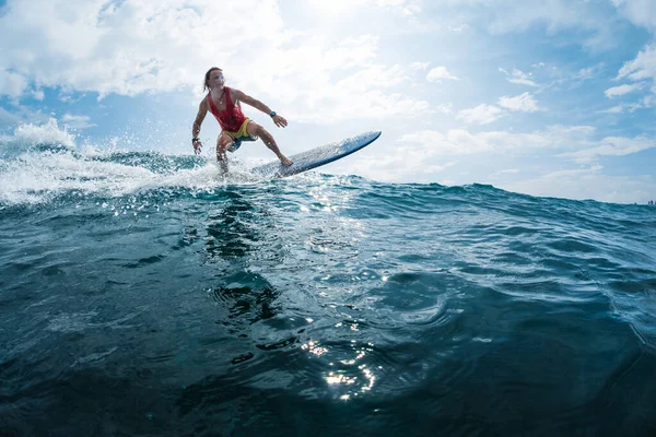 Surfer Reitet Auf Der Ozeanwelle — Stockfoto