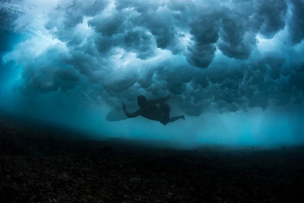 Onderwater Zicht Surfer Met Zijn Board Onder Krachtige Oceaangolf — Stockfoto