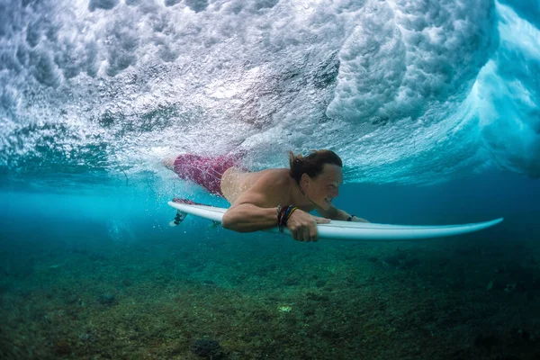 Genç Sörfçü Okyanus Dalgasını Geçmek Için Ördek Dalışı Adında Bir — Stok fotoğraf