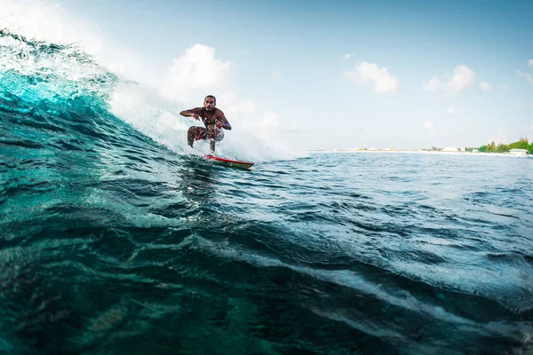 Surfista Jovem Monta Onda Conceito Esporte Extremo Estilo Vida Ativo — Fotografia de Stock