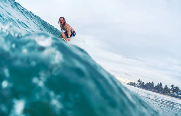 Surfer Cavalca Onda Nell Oceano — Foto Stock