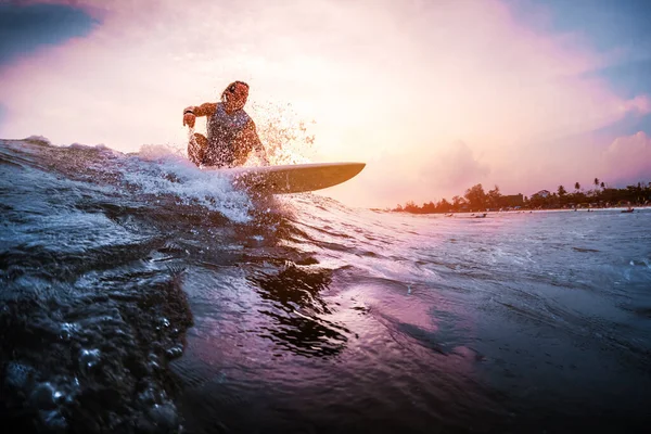 Surfař Jezdí Vlně Oceánu Během Západu Slunce Extrémní Sport Aktivní — Stock fotografie