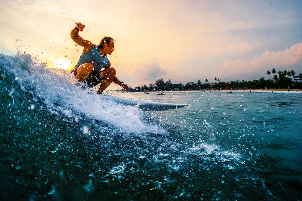 Surfer Rijdt Oceaangolf Tijdens Zonsondergang Met Veel Spatten Actieve Levensstijl — Stockfoto