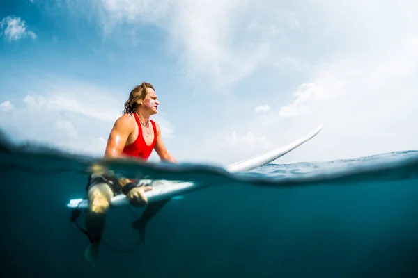 Surfer Aspetta Onda Oceano Split Shot Con Vista Subacquea — Foto Stock