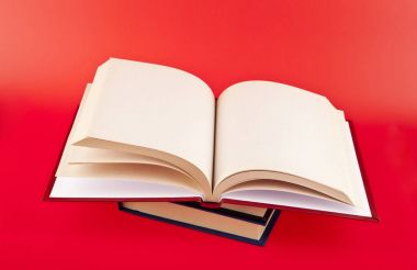 kırmızı bir arka plan üzerine kitaplar