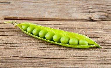 Ahşap zemin üzerinde yeşil bezelyeler