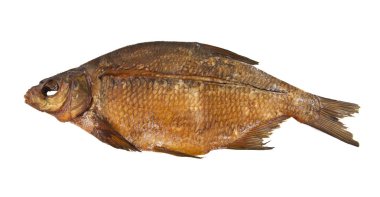 Beyaz arka planda izole edilmiş tütsülenmiş balık