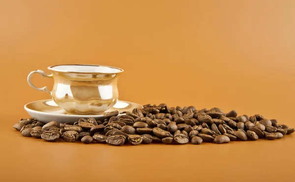 Кубок с напитком кофе и зерно кофе — стоковое фото