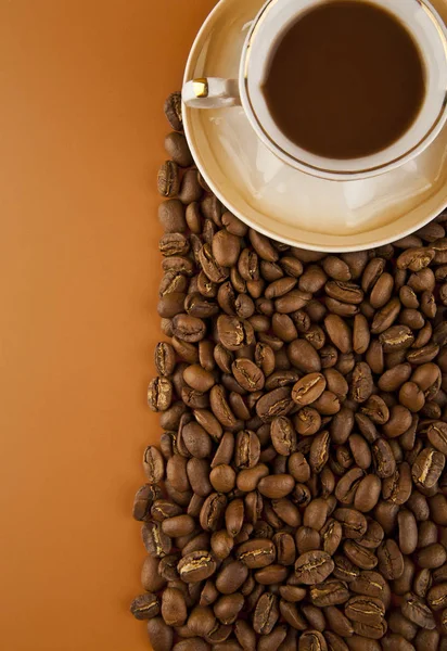 一杯热咖啡和咖啡豆 — 图库照片