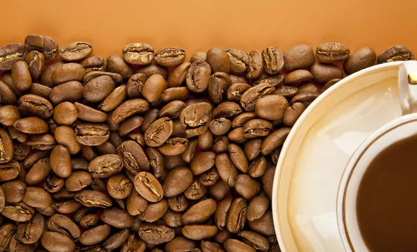 一杯热咖啡和咖啡豆 — 图库照片