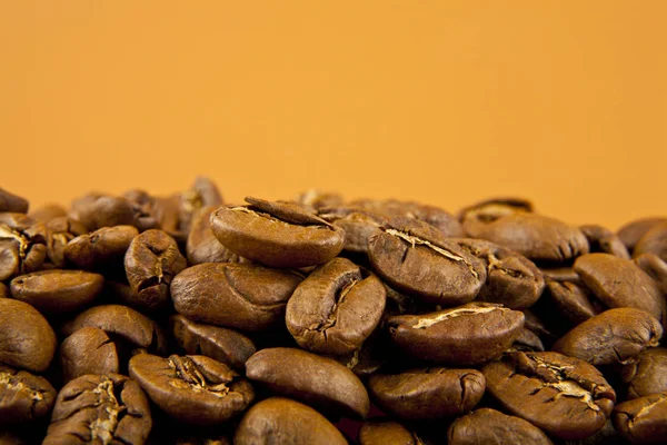 Granos de café sobre fondo marrón — Foto de Stock