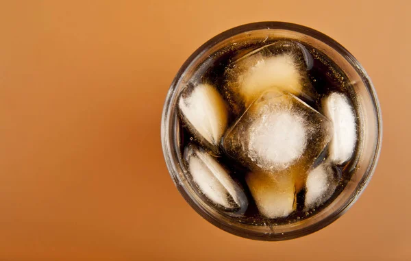 Bicchiere di bevanda fredda con ghiaccio — Foto Stock