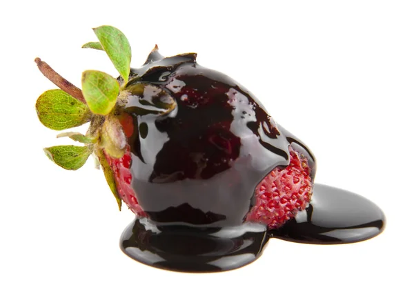 Succosa, fresca, fragole rosse nel cioccolato — Foto Stock