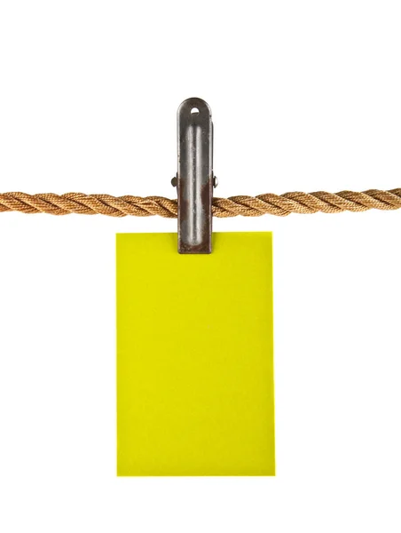 Желтая бумага на веревке — стоковое фото
