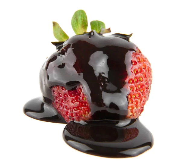 巧克力中的多汁、 新鲜的红草莓 免版税图库照片