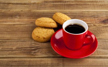 Kırmızı Kupası kahve ve kurabiye