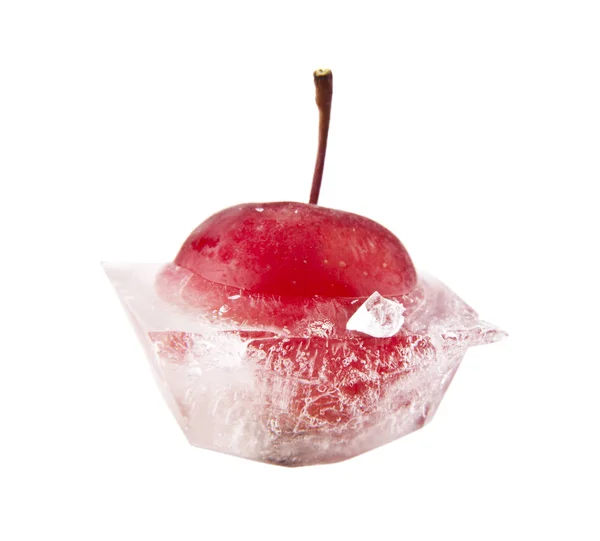 Manzana congelada sobre un fondo blanco — Foto de Stock