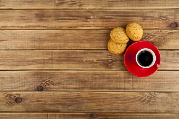Rode cup met koffie en cookie — Stockfoto