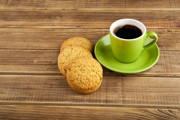 Yeşil fincan kahve ve kurabiye