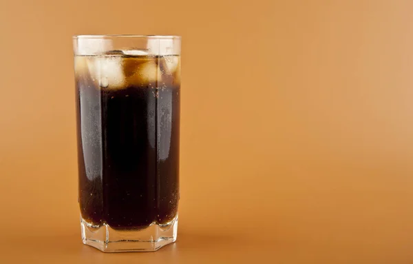 Glas kaltes Getränk mit Eis — Stockfoto