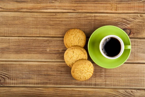 Yeşil fincan kahve ve kurabiye