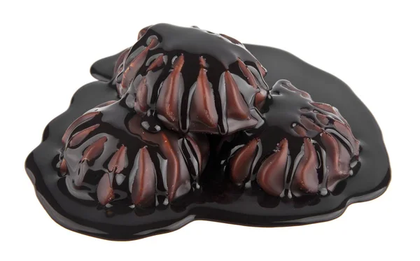 Malvaviscos en chocolate sobre un fondo blanco —  Fotos de Stock