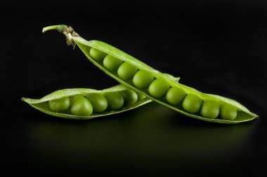 Siyah arkaplanda yeşil bezelyeler
