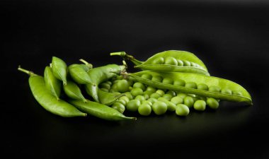 Siyah arkaplanda yeşil bezelyeler