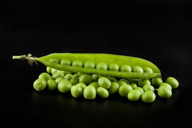 Siyah arkaplanda yeşil bezelyeler