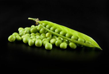 Siyah arkaplanda yeşil bezelyeler