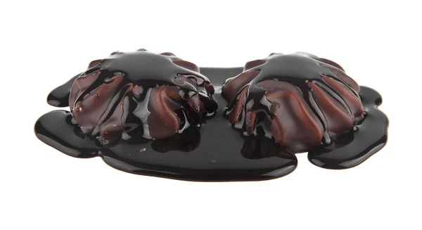 Malvaviscos en chocolate sobre un fondo blanco —  Fotos de Stock
