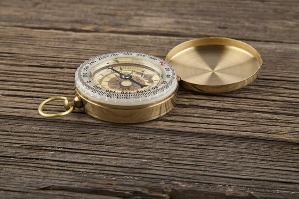 Kompas v dřevěné pozadí closeup — Stock fotografie