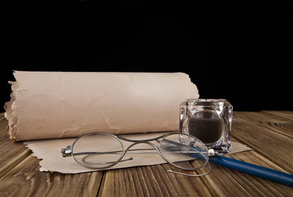 Old glasses, paper and pen — Stock Photo, Image