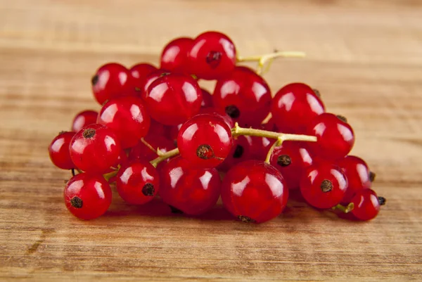 Plody rybízu na dřevěné pozadí closeup — Stock fotografie