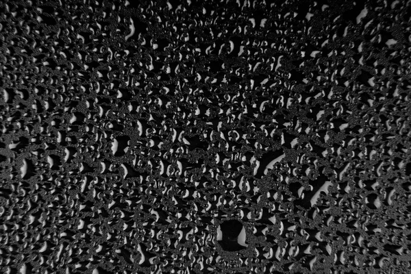 Kapky vody na černém pozadí closeup — Stock fotografie