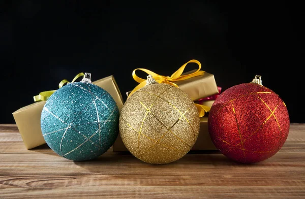 Kerstballen en geschenken — Stockfoto