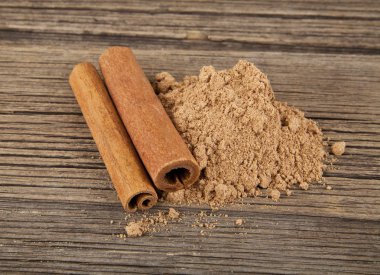 ahşap zemin üzerine tarçın