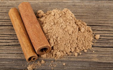 ahşap zemin üzerine tarçın