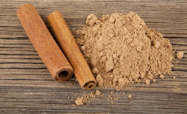 ahşap zemin üzerine tarçın