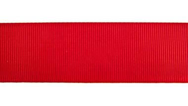 kırmızı kurdele beyaz arkaplanda izole edildi 