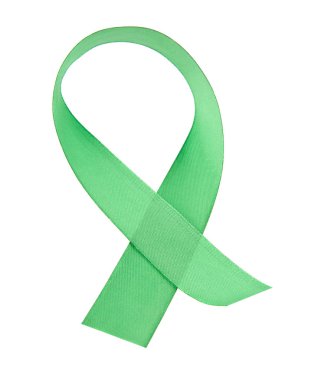 Beyaz arkaplanda yeşil kurdele izole edildi 