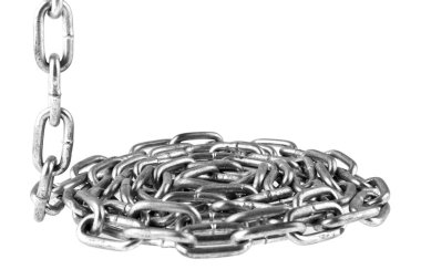 Beyaz arka plan üzerinde izole metalik zinciri