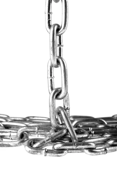 Металлическая цепь, изолированная на белом фоне крупным планом — стоковое фото